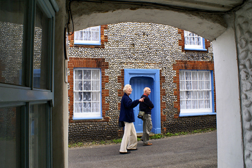•	Hình chụp người đi qua Blakeney, Norfolk đúng vào thời điểm họ đang có động thái nói chuyện về một chi tiết nào đó trên kiến trúc