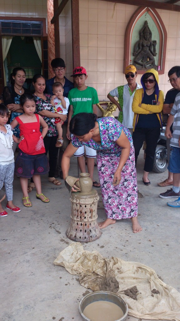 Tại làng gốm Bàu Trúc, người địa phương đang giới thiệu sơ sài về cách làm sản phẩm cho du khách.